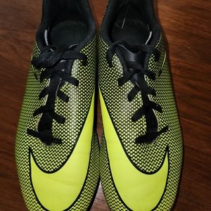 Nike Bravata II soccer cleats size 5Y